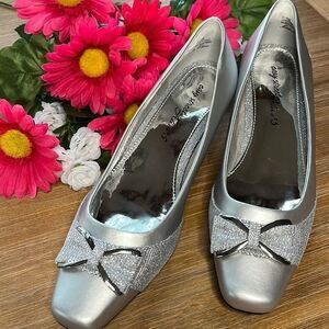 Easy street Alive 5 Rejoice Silver Women’s Pumps Size 8.5 Wide